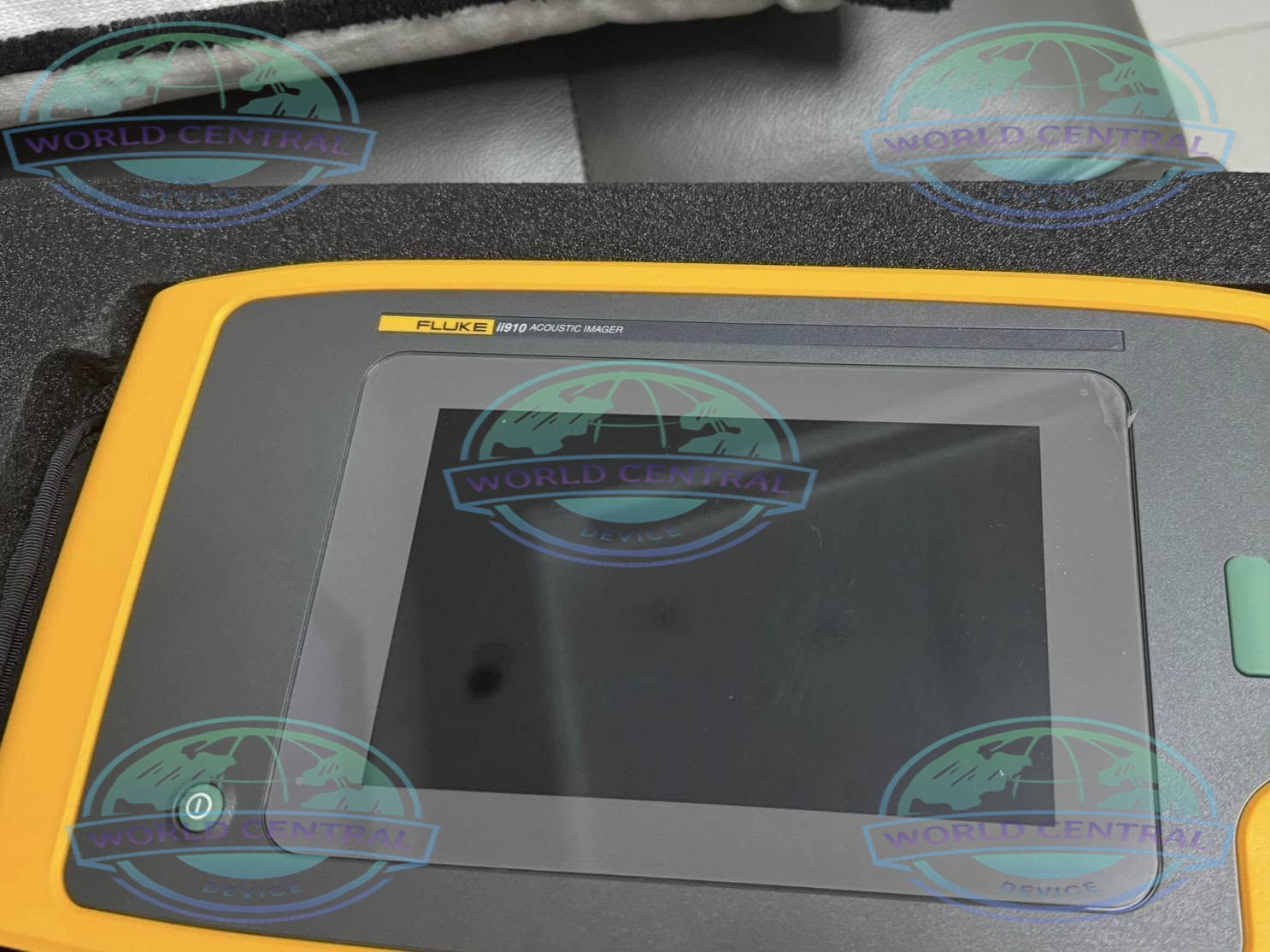 Predictive Maintenance with Fluke ii910 Industrial maintenance engineer inspecting machinery with Fluke ii910