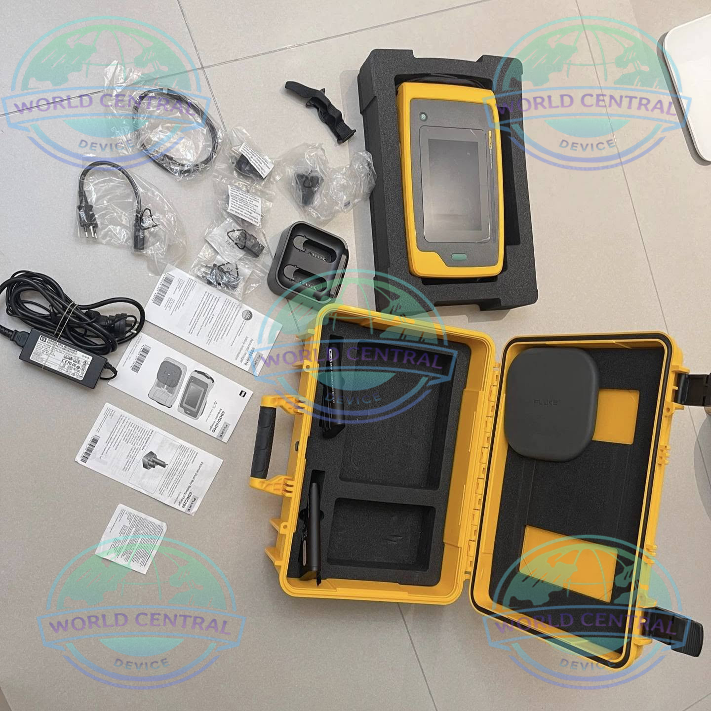 Fluke ii910 Partial Discharge Detection Technician using Fluke ii910 for electrical partial discharge inspection